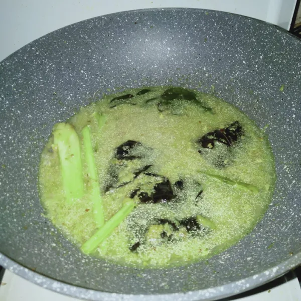 Tambahkan air, masak hingga mendidih.