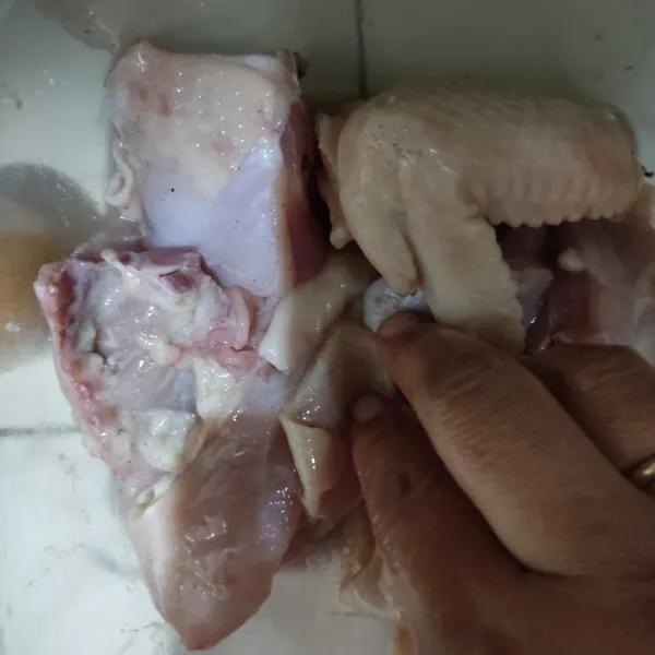 Cuci bersih ayam, potong sesuai selera dan disayat beberapa bagiannya. Masukkan di wadah lalu campur dengan semua bahan marinasi. Aduk rata. Tutup wadah dan masukkan ke kulkas minimal 1 jam agar bumbu meresap di daging ayamnya.
