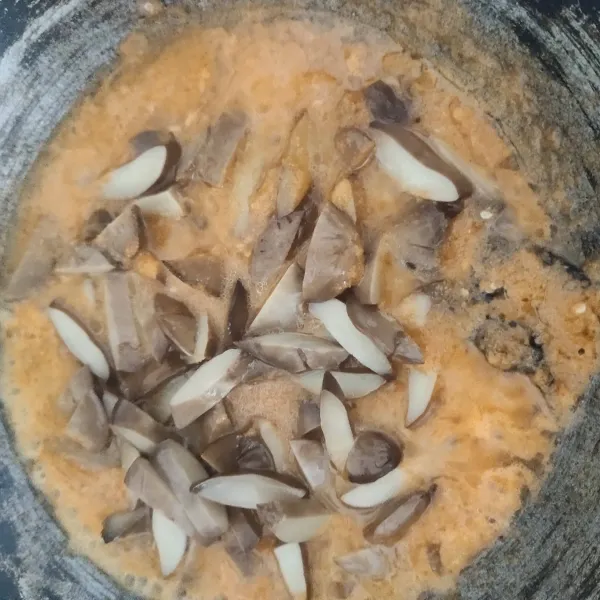 Masukkan air dan jengkol yang sudah di iris-iris, lalu aduk rata.