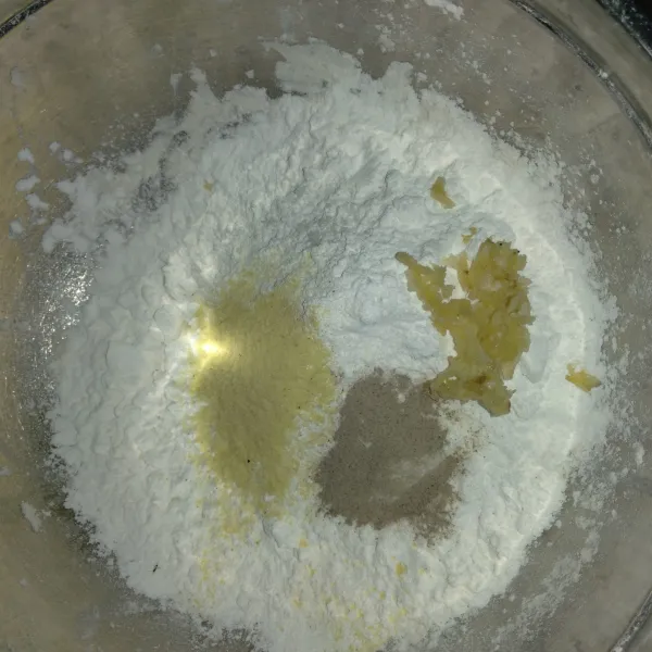 Dalam wadah masukkan tepung tapioka, tepung terigu, garam, lada bubuk, dan bawang putih halus.