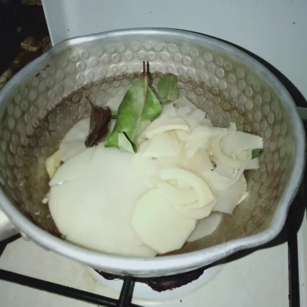 Rebus rebung dengan daun salam hingga lunak dan aroma rebung berkurang, tiriskan.