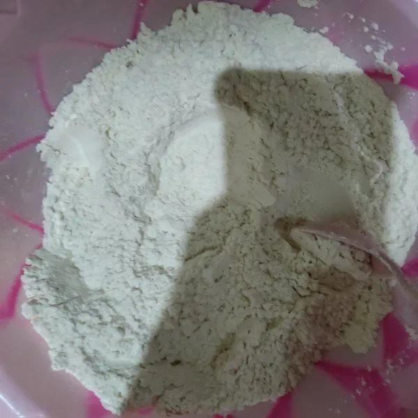 Di wadah masukkan semua bahan tepung bumbu. Aduk rata.