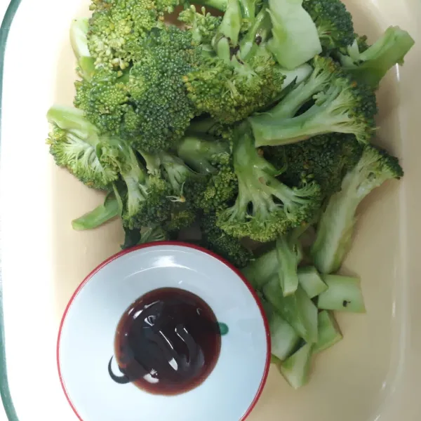 Siapkan bahan brokoli yang sudah dipotong dan saus tiram.