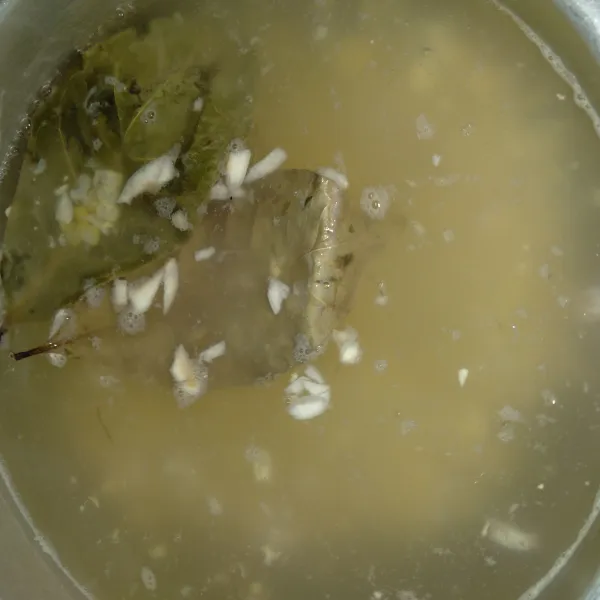 Masukkan jagung manis, masak sebentar. Beri gula pasir, garam, dan kaldu bubuk.