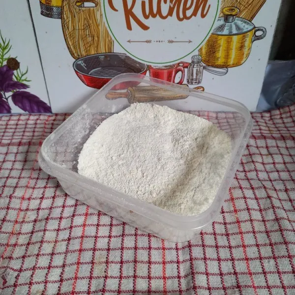 Siapkan tepung yang sudah diayak.