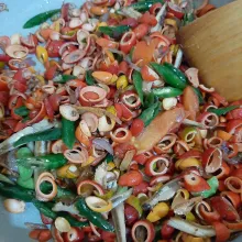 Masukkan irisan kulit melinjo dan beri sedikit air. Masak selama 5 menit sampai melinjo matang. Koreksi rasa.