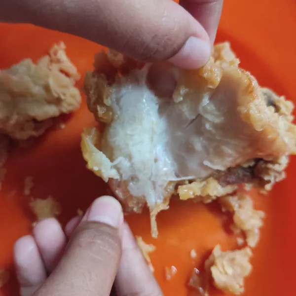 Ayam matang merata ya. Tekstur dalamnya juicy kata anak-anak. Garing di luar, lembut di dalam serta bumbunya meresap.