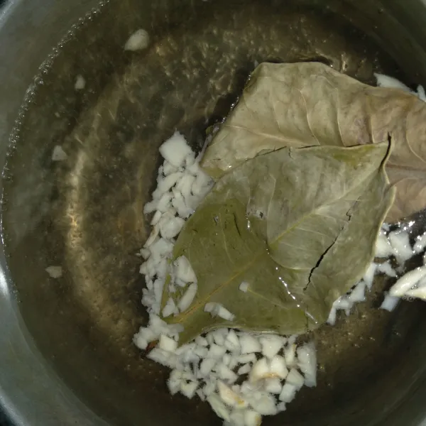 Didihkan air, tambahkan bawang putih cincang dan daun salam. Masak hingga bawang putih matang.