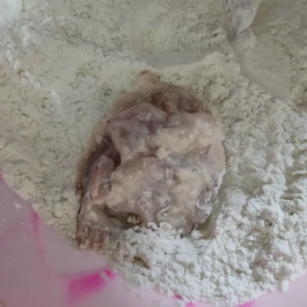 Masukkan kembali ayam ke tepung bumbu sambil dicubit-cubit.