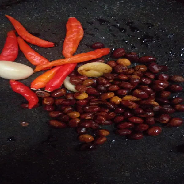 Haluskan kacang tanah bersama bumbu sampai menjadi pasta.