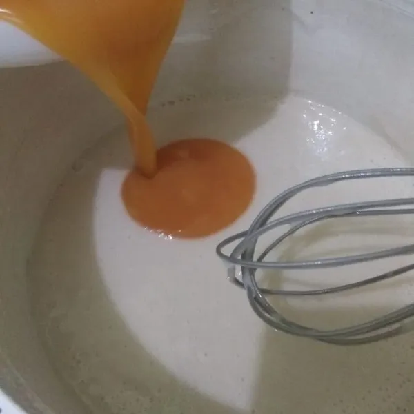 Tambahkan kocokan telur, aduk rata. Masukkan air biang, aduk rata.