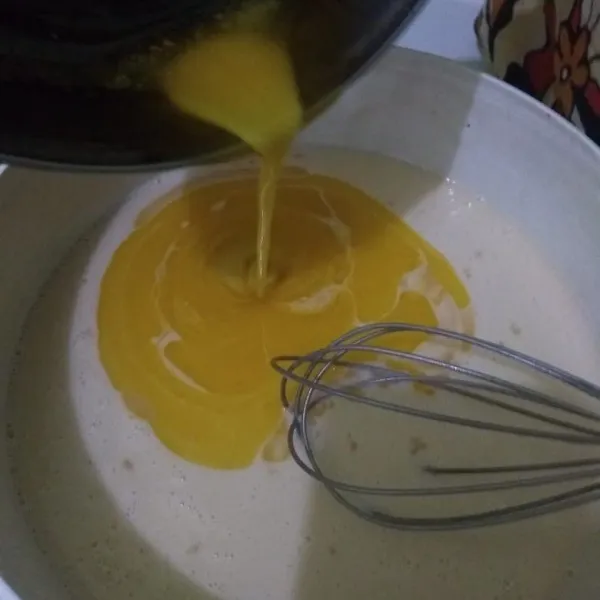 Terakhir masukkan mentega yang sudah dilelehkan beserta pewarna kuning, aduk rata dan diamkan selama 1 jam.
