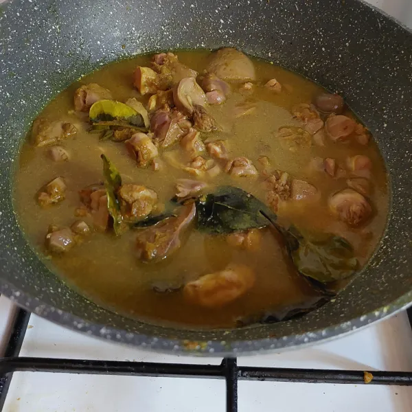 Masukkan ati ampela, masak hingga berubah warna, beri air dan tambahkan garam masala, lalu cicipi rasanya.