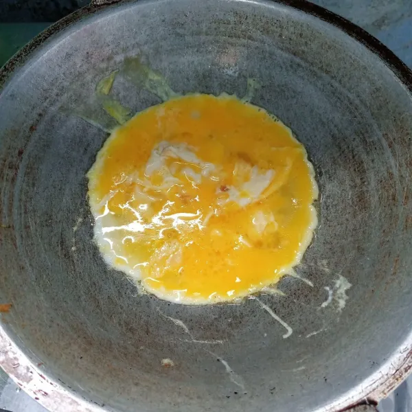 Goreng telur sambil di orak-arik, lalu sisihkan.