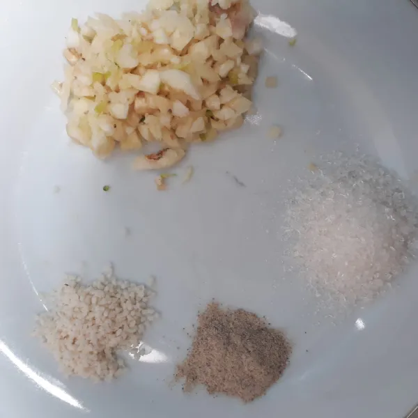 Siapkan bumbu-bumbu.