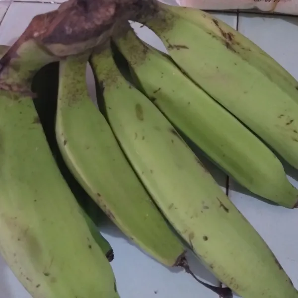 Pilih pisang nangka yang masih mentah dan ukurannya masih kecil-kecil, teksturnya lebih keras, dan rasanya tawar. Kemudian kupas.