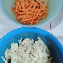 Siapkan wortel dan rebung, iris bentuk korek.