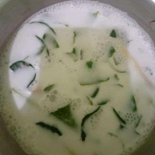 Masak santan, daun jeruk dan serai sampai mendidih dengan api kecil, matikan api dan biarkan hangat.