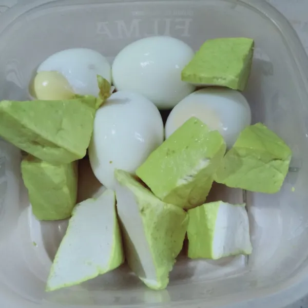 Siapkan telur rebus dan tahu.