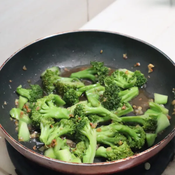 Aduk rata, jangan lama-lama, supaya ada rasa kriuknya, kalo sudah, bisa tes rasa, dan brokoli sudah siap disajikan