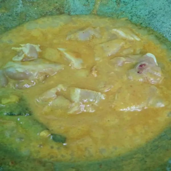 Lalu tambahkan air, masukkan ayam dan masak hingga ayam setengah matang.