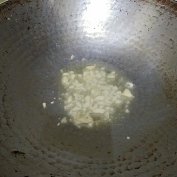 Buat isian terlebih dahulu, lalu tumis bawang putih hingga harum.