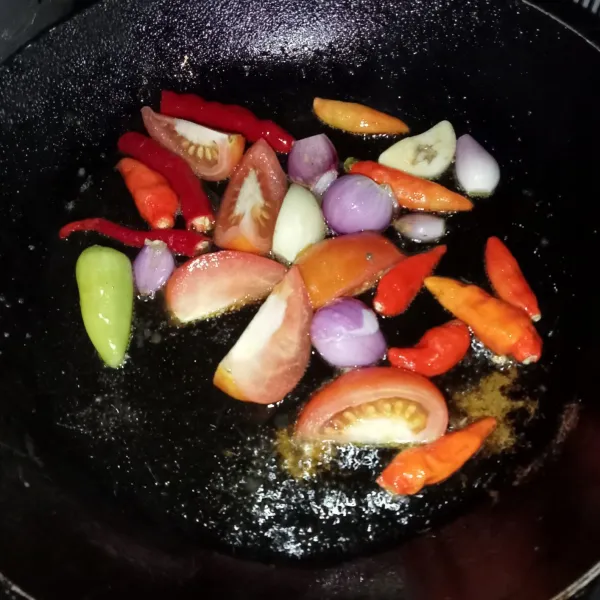 Goreng cabai, bawang merah, bawang putih, dan tomat hingga layu.