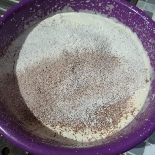 Masukkan ayakan tepung terigu, tepung maizena, cokelat bubuk dan garam, mixer dengan speed rendah asal rata.