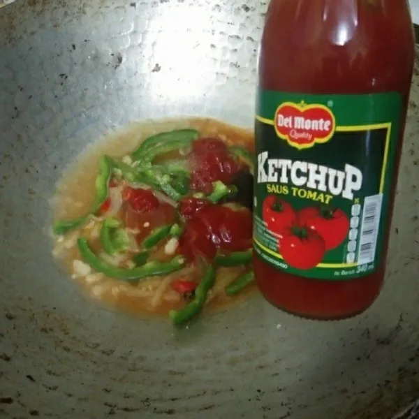 Tambahkan air, garam, kaldu jamur, saus tomat dan gula pasir, koreksi rasa masak hingga mengental