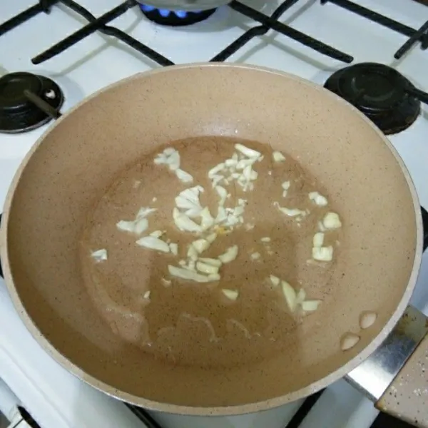 Panaskan minyak secukupnya, tumis bawang putih hingga harum.