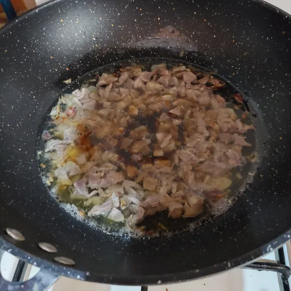 Masukkan ampela, masak hingga berubah warna lalu beri air, tambahkan saos tiram, koreksi rasa.