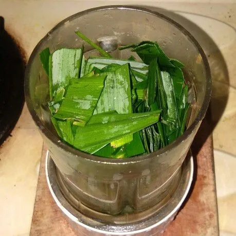 Cuci bersih daun pandan lalu potong-potong dan blander sampai halus,peras air sari pandan.