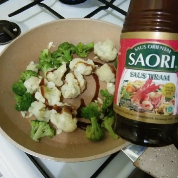 Tambahkan garam dan saus tiram, lalu aduk rata.