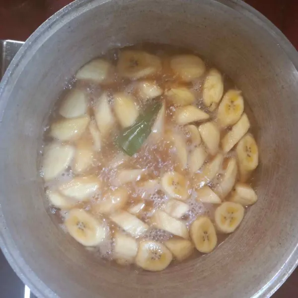 Jahe di bakar di atas api kompor masih dengan kulitnya, lalu bersihkan kulit yang dibakar dengan sendok, potong kecil-kecil. Rebus air, masukkan gula merah, garam, kayu manis, cengkeh, jahe, dan daun pandan hingga mendidih.