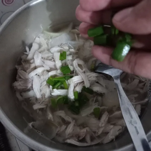 Masukkan daun bawang, masak sampai matang.