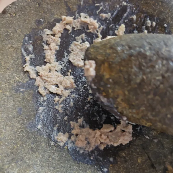 Siapkan bumbu halus.