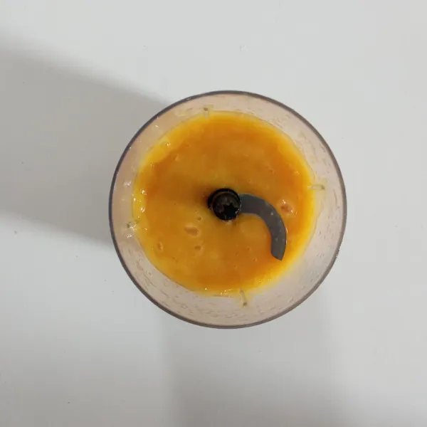 Blender buah mangga dengan di tambah air hingga halus.