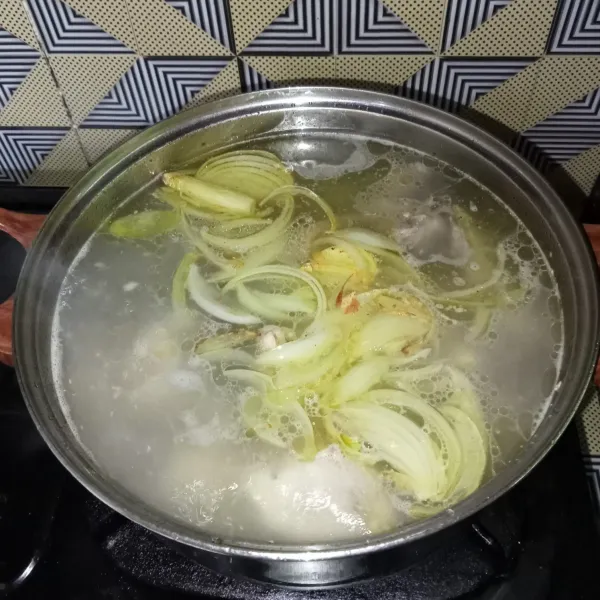 Lalu masukkan ke dalam panci rebusan ayam.