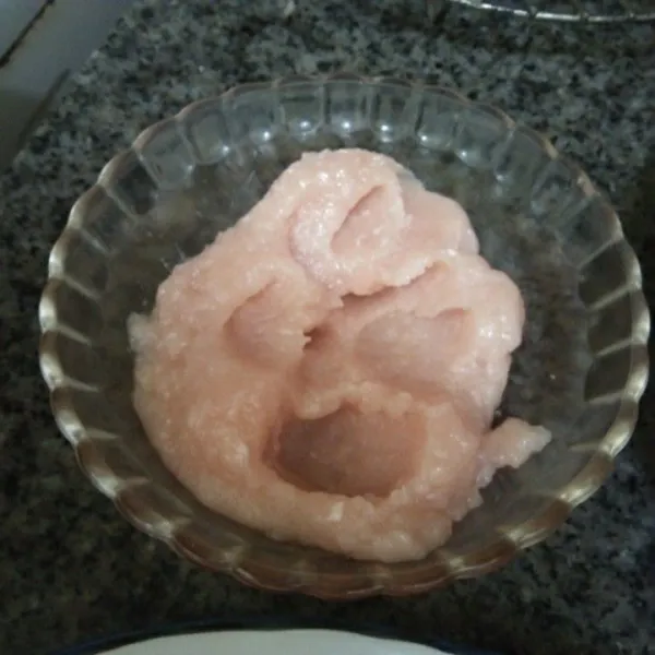 Giling halus daging ayam