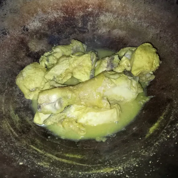Ungkep ayam hingga matang dan airnya habis.