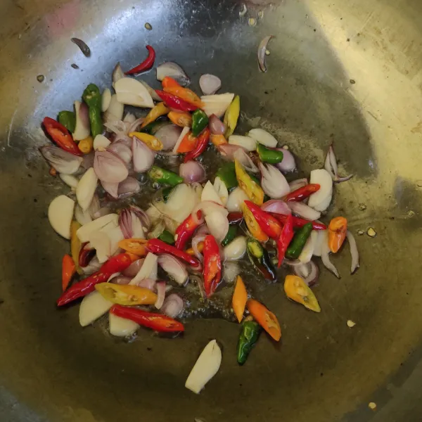 Tumis bumbu iris hingga harum dan matang.