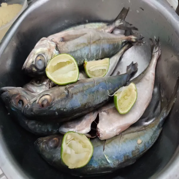 Cuci bersih ikan, marinasi dengan air perasan jeruk nipis dan garam. Diamkan selama 30 menit.