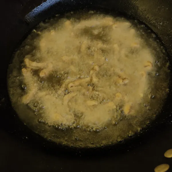 Panaskan minyak, masukkan usus, diamkan hingga agak kering, lalu balik agar matang merata dan goreng menggunakan api sedang. Goreng hingga matang kecoklatan, angkat, tiriskan.