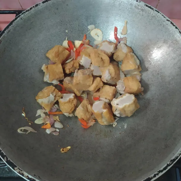 Masukkan irisan tahu bakso.