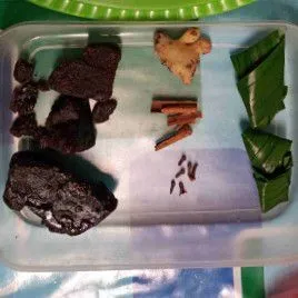 Siapkan gula merah, garam, 2 lembar daun pandan, kayu manis, cengkeh, dan jahe.
