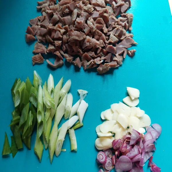 Siapkan ampela daun bawang dan bawang.