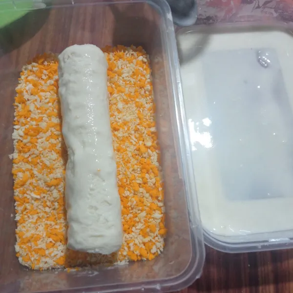 Buat adonan pelapis, campurkan air dan tepung dengan konsistensi kekentalan sedang (di kira-kira saja), lalu celupkan roti di adonan pelapis, kemudian gulingkan di atas tepung roti.