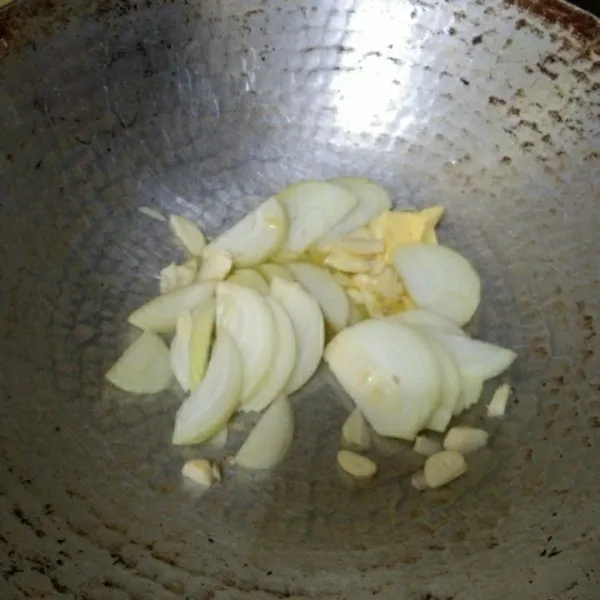 Panaskan butter, tumis irisan bawang putih dan bawang bombay hingga harum.