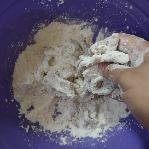 Masukkan usus ke dalam pelapis, aduk menggunakan tangan sambil diremas agar hasilnya keriting.
