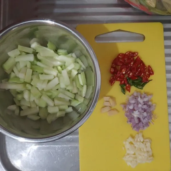 Siapkan bahan yaitu labu yang sudah di iris, cabai merah keriting, bawang merah, bawang putih dan jahe yang sudah di iris juga.